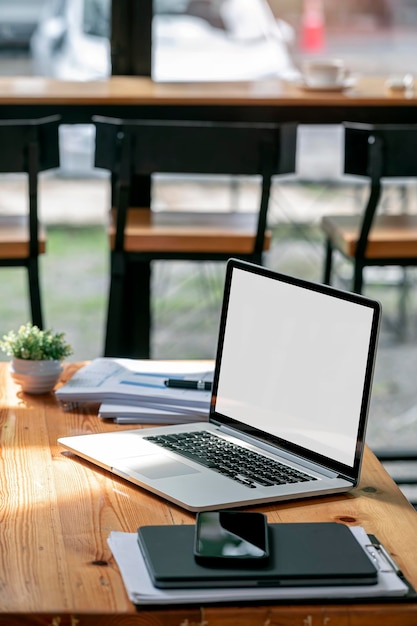 Mockup leeg scherm laptopcomputer op houten tafel creatieve werkruimte