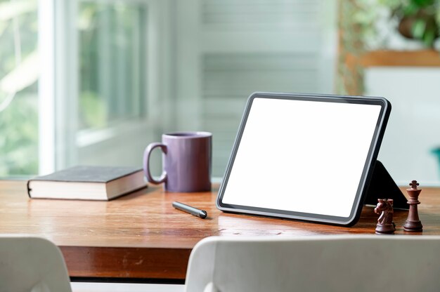 Mockup leeg scherm tablet op houten tafel in de woonkamer.