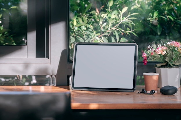 Mockup lege tablet op houten aanrechttafel in café.