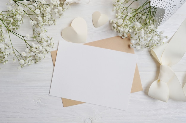 Lettera di mockup con un biglietto di auguri penna calligrafica per san valentino