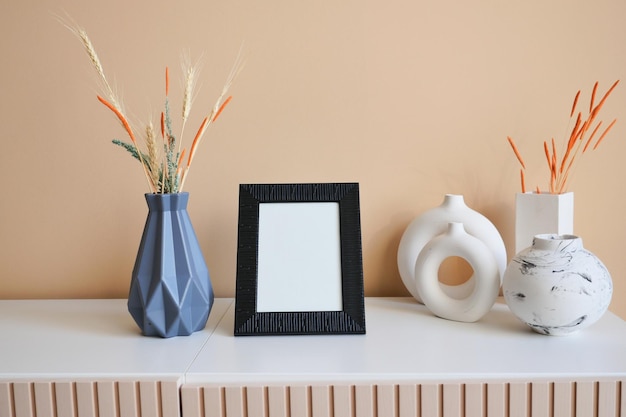 Mockup met zwart frame in een woonkamer