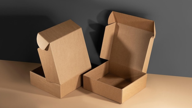 Foto modello di una scatola di imballaggio in cartone marrone kraft senza logo