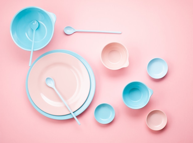 Mockup di piatti e ciotole rosa e blu pastello su rosa millenario