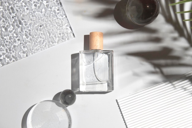 Макет парфюмерной бутылки для ухода за кожей, косметический тюбик для косметического макияжа, очищающее средство для лица, пена для лица, косметика, брендинг, упаковка в брызгах воды