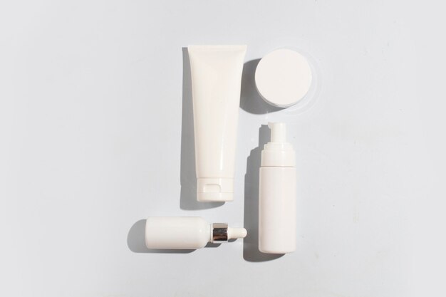 Mockup di profumo bottiglia per la cura della pelle tubo cosmetico di bellezza trucco trattamento viso detergente schiuma viso bellezza marchio sanitario packaging