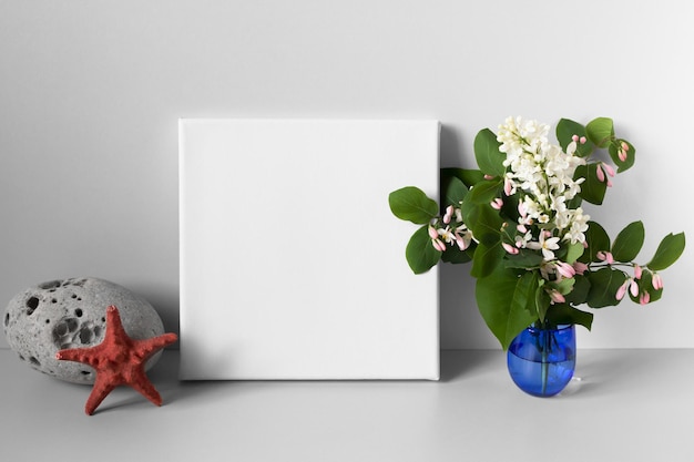 Foto cornice poster mockup e bouquet di fiori primaverili