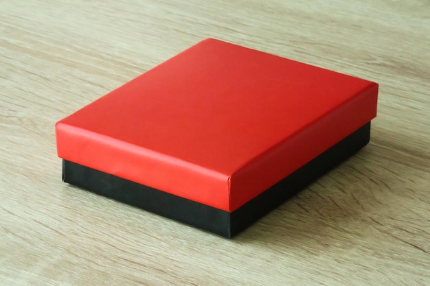 Mockup rode en zwarte doos op houten tafel achtergrond