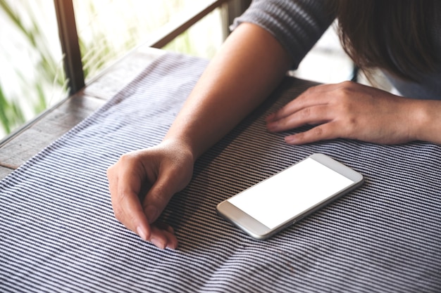 Mockup slimme telefoon op tafel