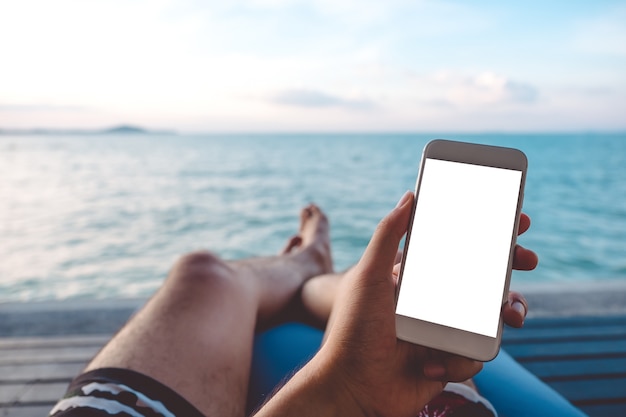 Mockup смартфон с людьми рукой у моря