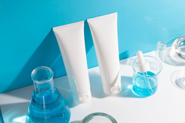 Flacone per tubo mockup per la cura della pelle, trattamento cosmetico con crema solare estiva per il branding del prodotto