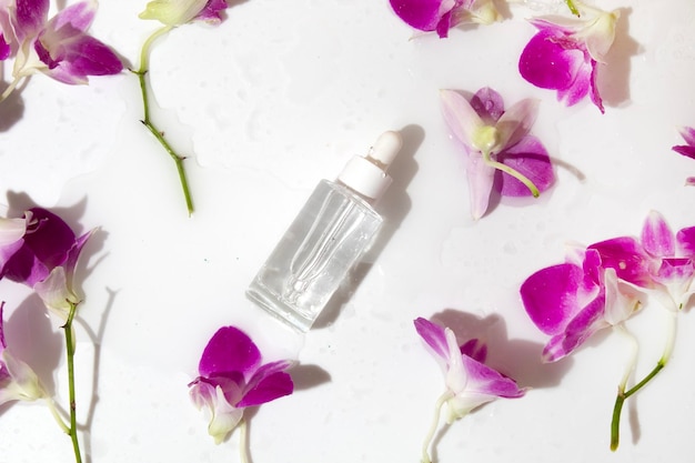 Mockup tube fles voor huidverzorging cosmetica met water splash en bloem product branding serum druppelaar crème lotion behandeling