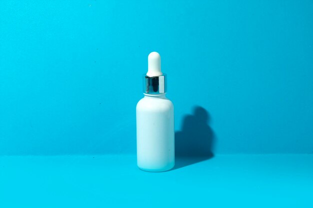 Mockup tube fles voor huidverzorging cosmetisch product branding serum druppelaar crème lotion behandeling