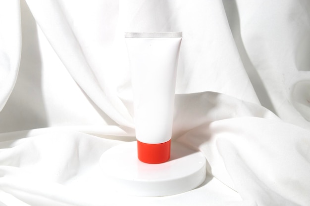 Mockup tube fles voor huidverzorging cosmetisch product branding serum druppelaar crème lotion behandeling