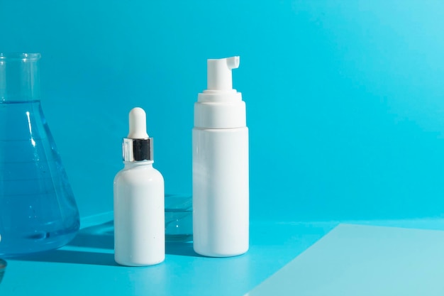 Mockup tube fles voor huidverzorging cosmetische zomer zonnebrandcrème product branding crème lotion behandeling in wetenschappelijk laboratorium