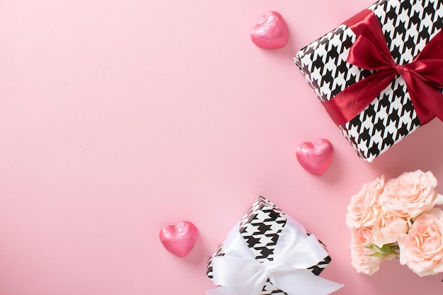 선물 상자 하트 모양의 사탕과 분홍색 배경에 장미 꽃다발이 있는 발렌타인 데이 배너 모형