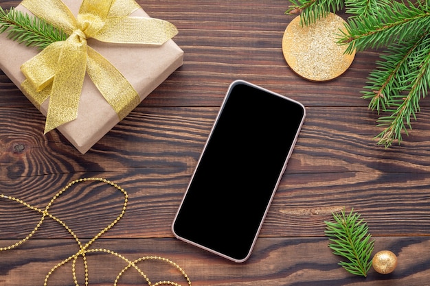 Mockup van de telefoon met zwart scherm en kerstcadeau