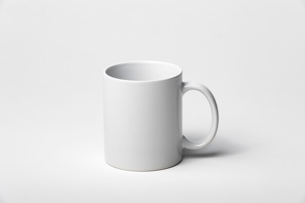 Foto mockup van een koffiekop of kop wit geïsoleerd op een gewone achtergrond klaar om ontwerpen of logo's te overlappen voor merchandising