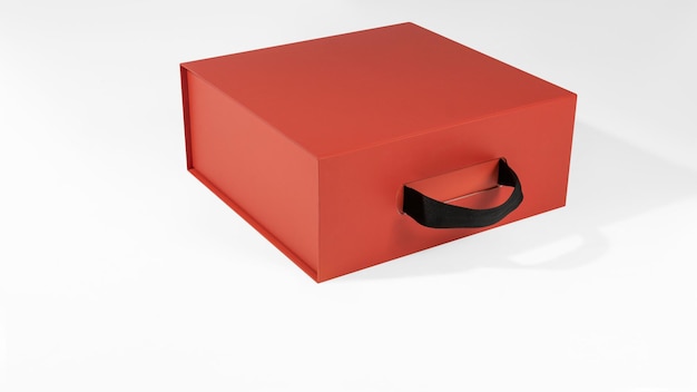 Mockup van een rode doos met een handvat in volume voor ontwerp