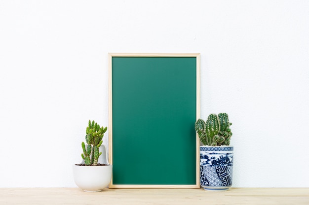 Mockup van frame poster en cactus pot, interieur achtergrond