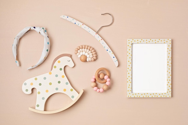 Foto mockup van leeg frame met milieuvriendelijke babyaccessoires