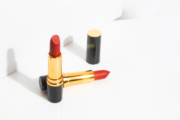 Mockup van lippenstift cosmetisch make-upproduct, branding van schoonheidsmode, roodroze lippen op witte achtergrond