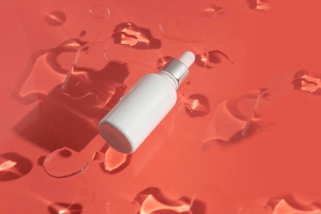 Mockup van medische huidverzorging fles cosmetische buis van schoonheid make-up gezichtsbehandeling reiniger gezicht schuim schoonheid gezondheidszorg branding verpakking in water splash