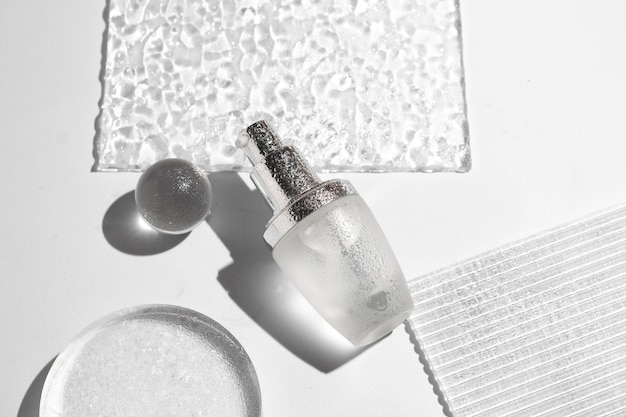 Mockup van parfum huidverzorging fles cosmetische buis van schoonheid make-up gezichtsbehandeling reiniger gezicht schuim schoonheid gezondheidszorg branding verpakking in water splash