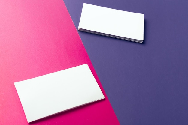 Mockup van visitekaartjes op een tweekleurige achtergrond