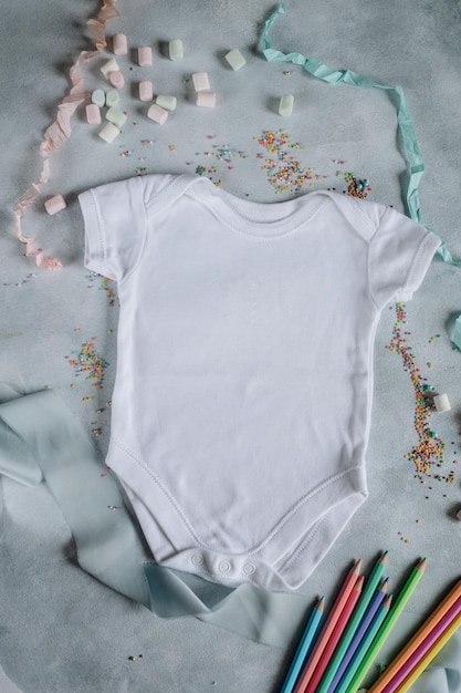 mockup voor babykleding, mockup voor pasgeboren bodysuit, bodysuit in witte kleur op een grijze achtergrond