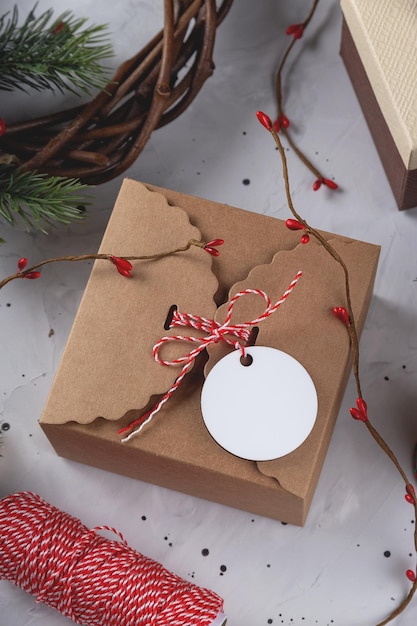 Mockup voor kerstcadeaulabels rond mock-up