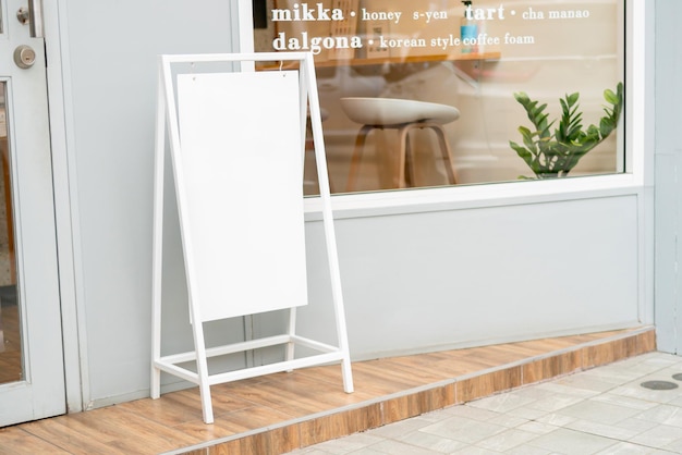 Foto mockup voor reclamestandaardbanners mock up van een staande poster leeg houten frame buitenstandaard mockup posterdisplay aan de voorkant van de winkel