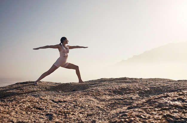 Mockup vrouw en yoga op het strand voor wellness zen en vrede tegen lucht en natuur mockup Rustig staan en meditatie door meisje op zee voor energieoefening en fitnessbalans of training