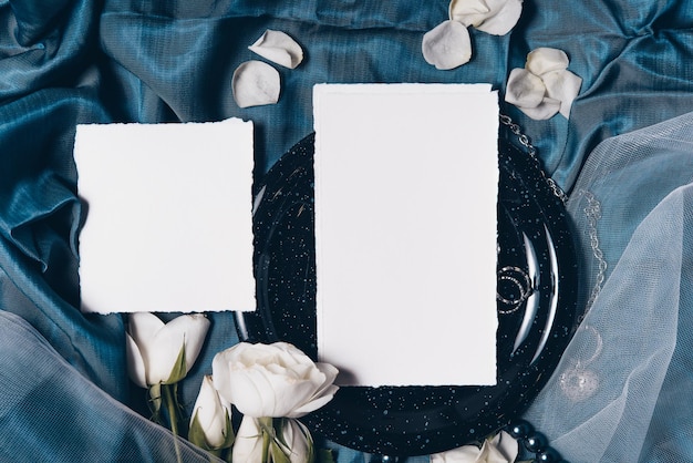 Mockup di biglietti di auguri per matrimoni con vista dall'alto piatta su uno sfondo rosa per il tuo testo