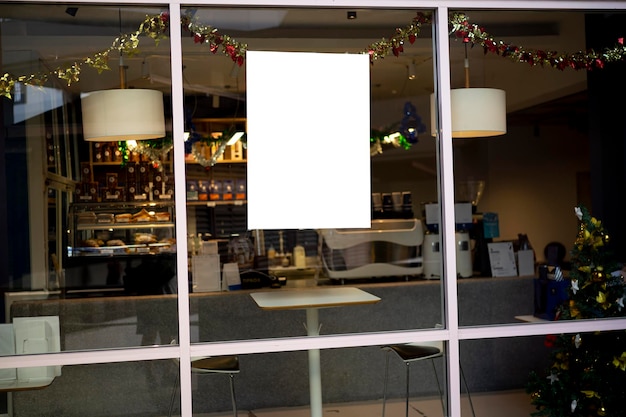 Mockup wit papier of witte promotieposter op de voorkant van het restaurant