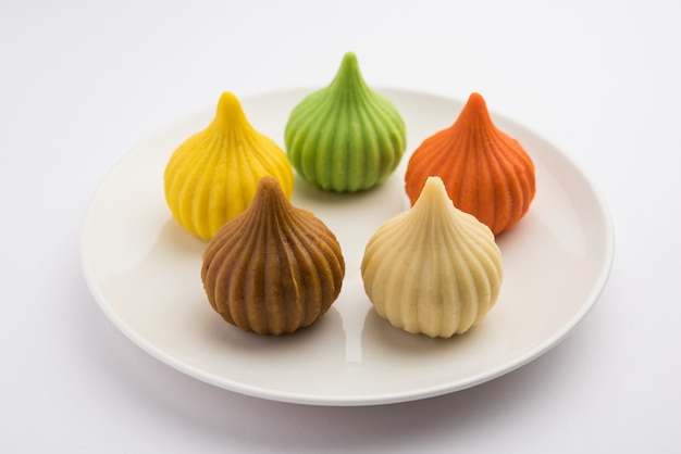 Modak è un dolce gnocco indiano offerto a lord ganapati durante il ganesh chaturthi festival. servito in un piatto. messa a fuoco selettiva