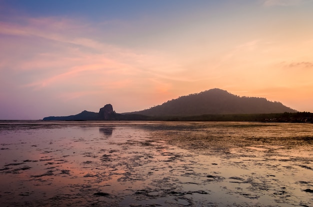 Modderige strandzee Zonsondergangavond Thailand Phuket