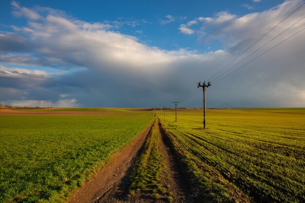 Modderige zandweg tussen velden na zware storm centrale Boheemse hooglanden Tsjechische Republiek