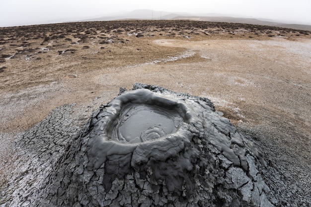 Foto moddervulkaankrater, een verbazingwekkend natuurverschijnsel