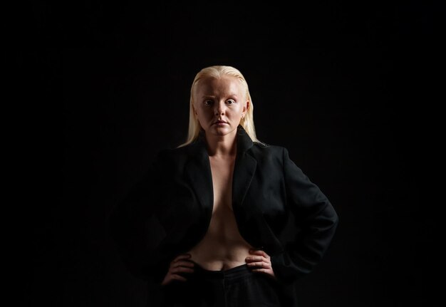 Mode Albino vrouw Fashio op een zwarte achtergrond in de stralen van licht.