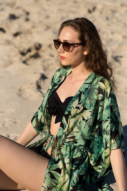 Mode badpak bikini vrouw in hete badmode wandelen op luxe reizen vakantie strandbestemming