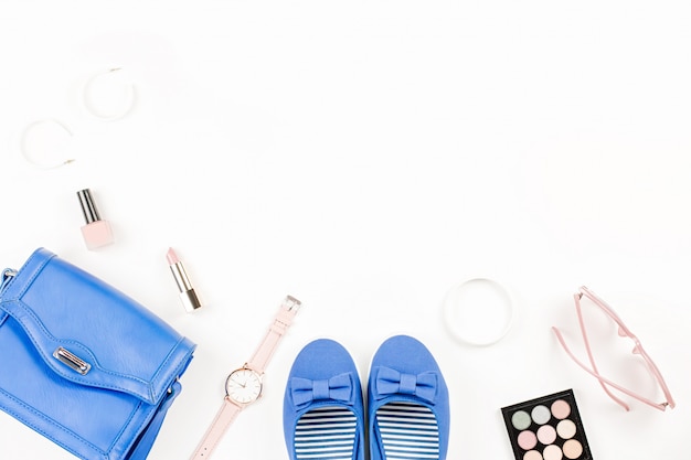 Mode blogger werkruimte plat met marine flats, cosmetica, portemonnee, zonnebril.