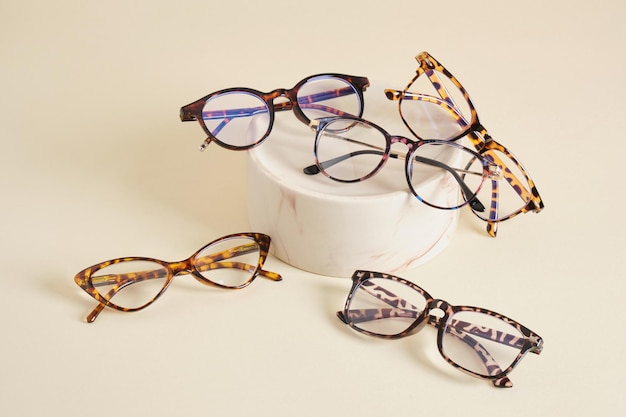 Mode brilmonturen bril op keramisch podium creatieve presentatie van brillen