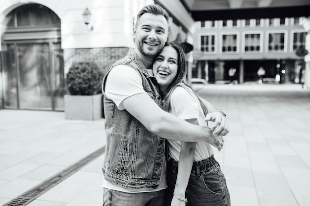 Mode buiten romantisch portret van mooie jonge verliefde paar en knuffels op straat.