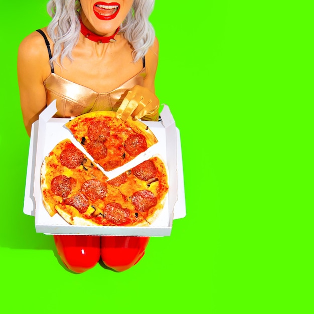 Mode creatief ontwerp Minimal art Pizza verslaafde Sexy hongerig meisje Eten porno concept