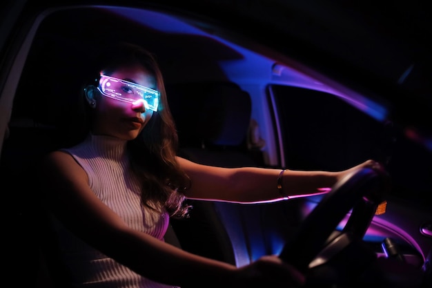 Mode cyberpunk meisje rijdt in een supercar Aziatische vrouw met toekomstige digitale brillen toekomstige technologie