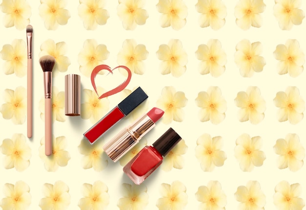 mode Damesaccessoires make-up rode lippenstift palet potlood op cosmetische blauwe achtergrond mode