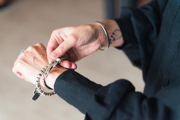 Mode details armbanden aan de hand van een stijlvolle vrouw met tattoo