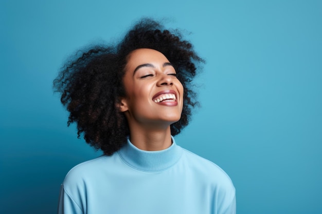 Mode en vreugde Een levendig portret van een lachende vrouw in een moderne trui