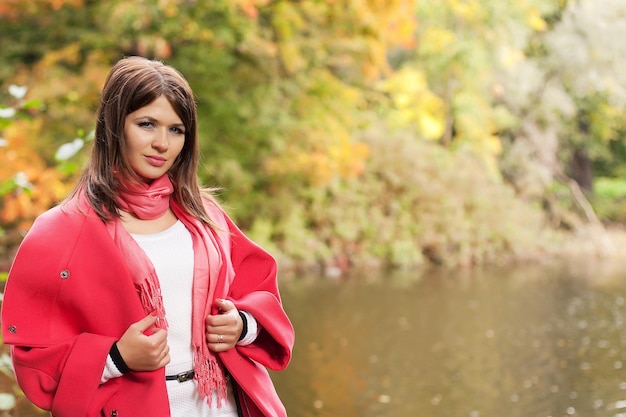 Mode gelukkige vrouw in de buurt van de rivier