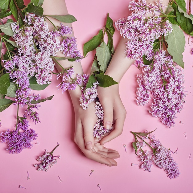 Mode hand natuurlijke cosmetische vrouwen lila bloemen